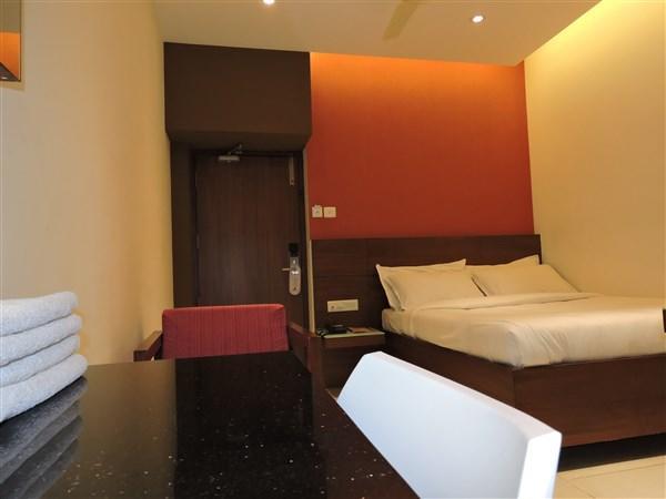 Gayathri Hotels Tiruppur Exterior photo
