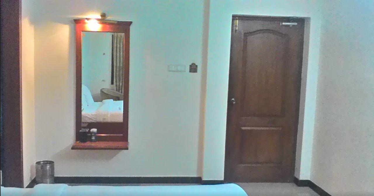 Gayathri Hotels Tiruppur Exterior photo