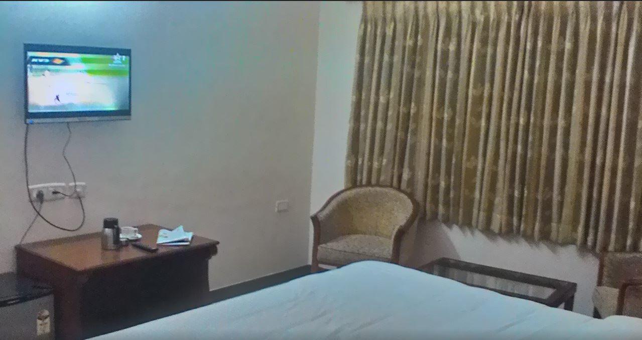 Gayathri Hotels Tiruppur Exterior photo