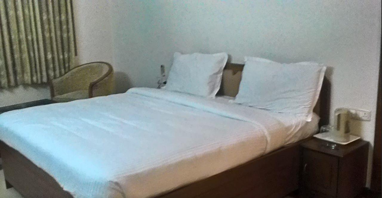 Gayathri Hotels Tiruppur Exterior photo
